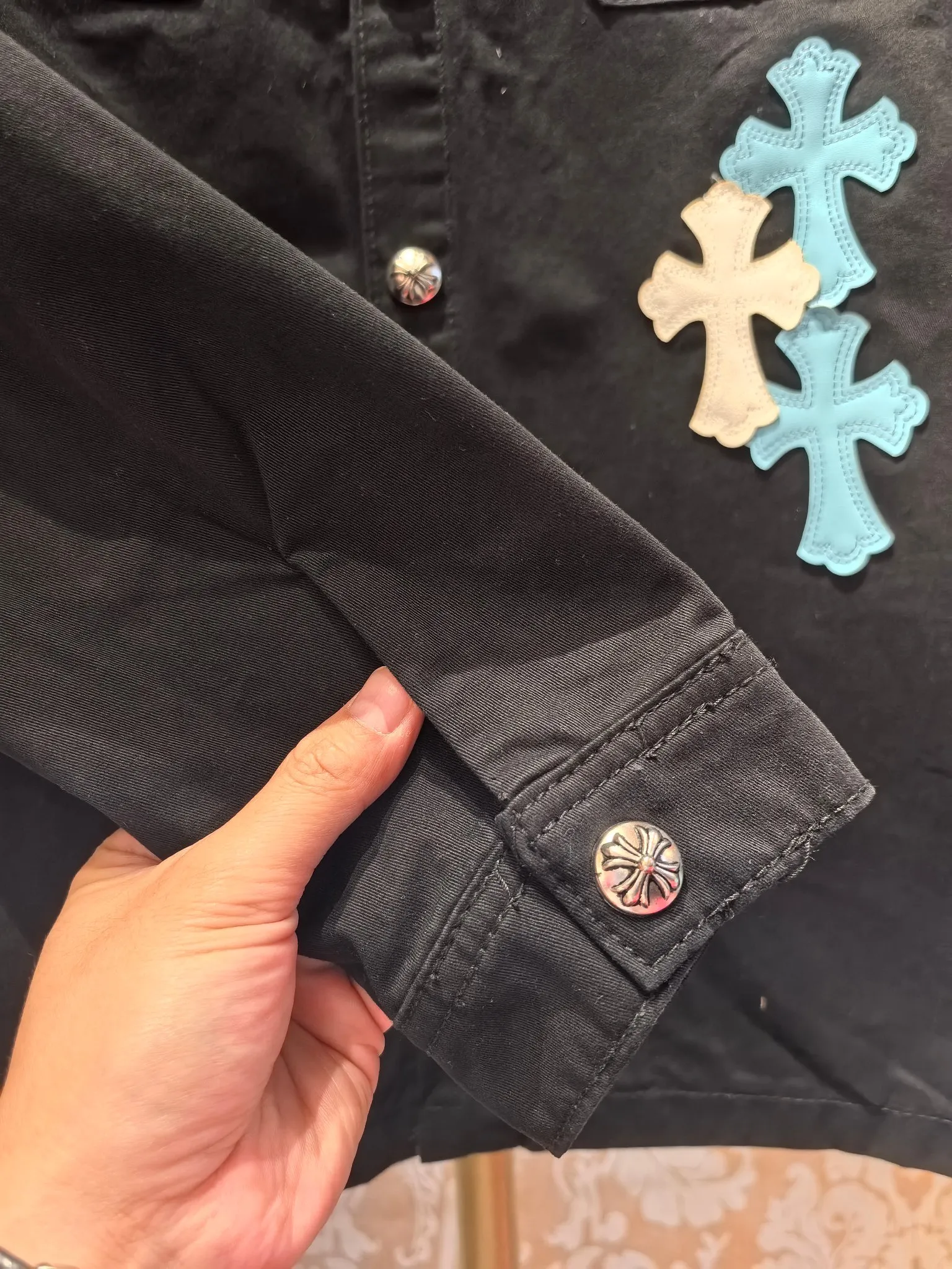 P480 Chrome Hearts advanced custom model, Chrome Hearts patchwork leather denim jacket, twill denim custom fabric, cross patchwork leather is all imitation lambskin, all dyed to completely restore no color difference, the inner leather label is first-layer calfskin, all hardware is 925 silver plated, it is the highest version, you get what you pay for, the same size for men and women, size S M L XL.